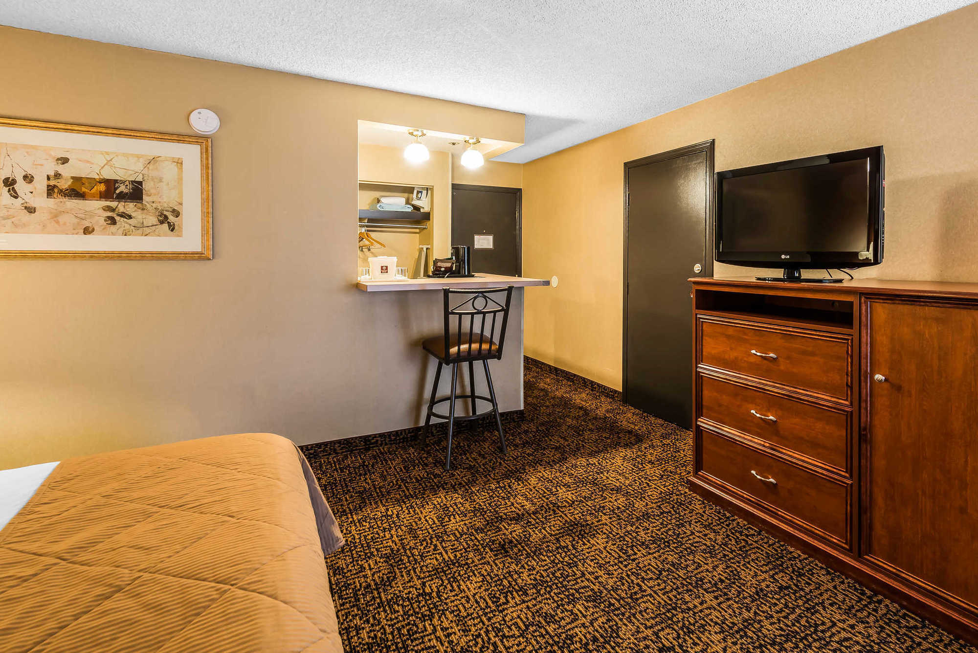 Clarion Hotel & Conference Center Colorado Springs Room photo